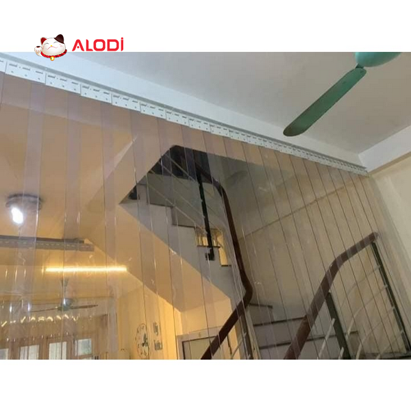 Dùng rèm trong mờ hoặc trong suốt, bản nhỏ (200mm) để tăng tính thẩm mỹ và hiệu quả sử dụng điều hòa. Gợi ý địa chỉ bán Rèm PVC ngăn lạnh – Ngăn Bụi
